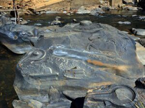 Intensa sequía revela en un río impresionante hallazgo de miles de Shiva Lingas