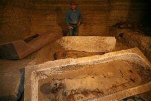 Extraña momia de origen extraterreste descubierto proximo a la tumba de tutankamon