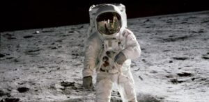 Momento en el que Neil Armstrong pisa la luna el 20 de julio del 1969, al viajar en el apolo 11