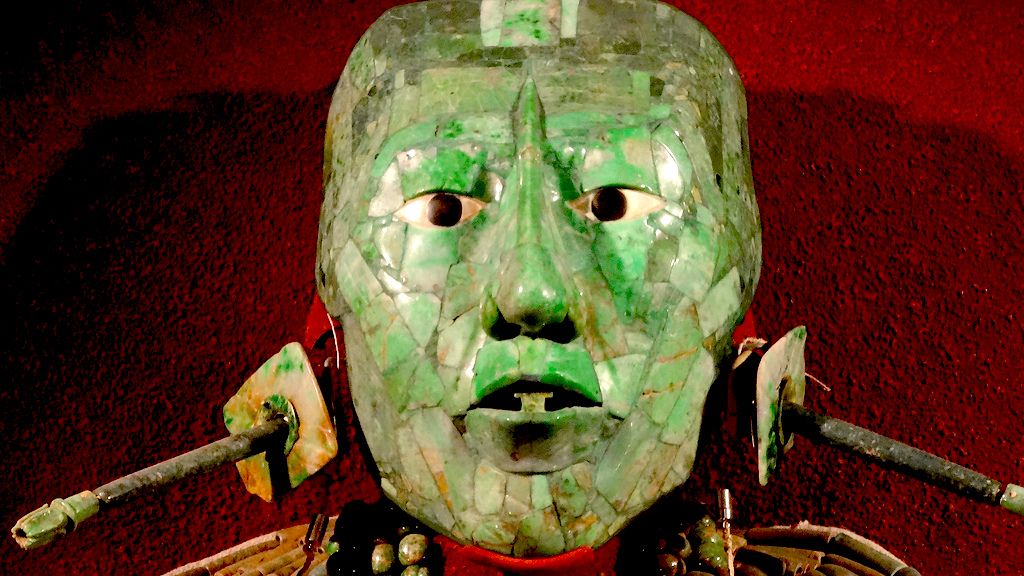 máscara de mosaico de jade y obsidiana que cubría el rostro del difunto.